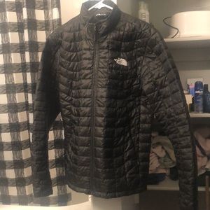 Men’s black north face puffer coat.